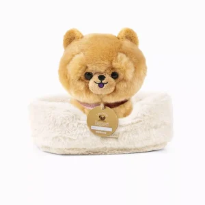 Loki, un cane di peluche da 18 cm con collare e cestino in pelliccia sintetica ecrù